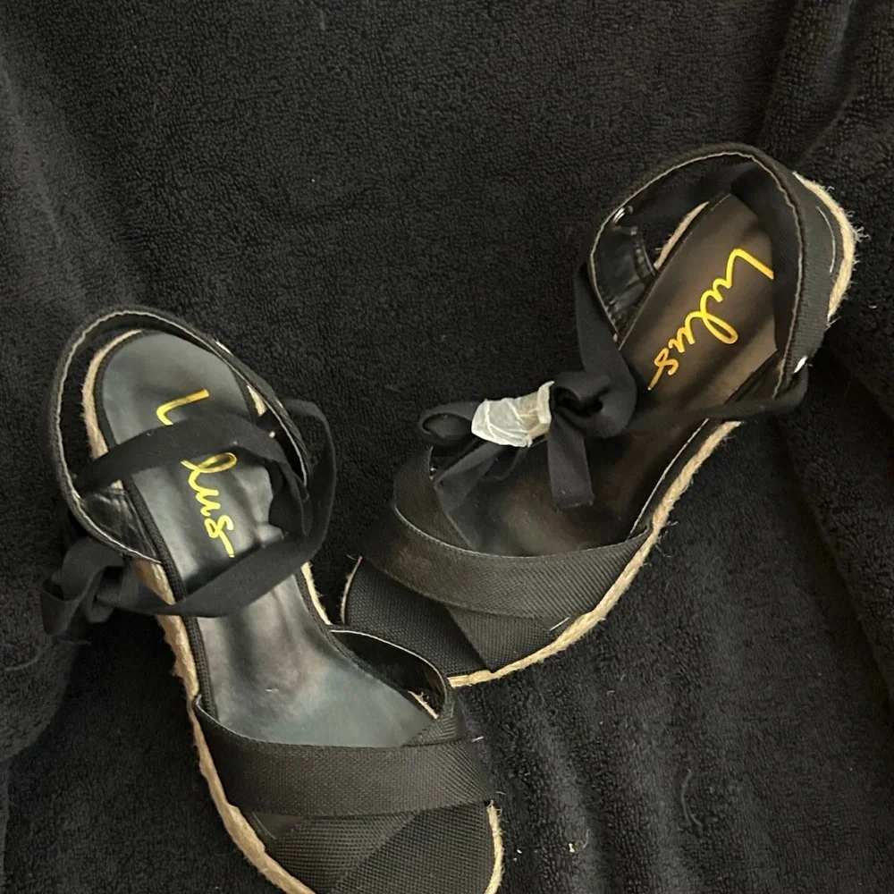 Lulu's Black and Tan Wedge Sandals - Picture 6 of 6